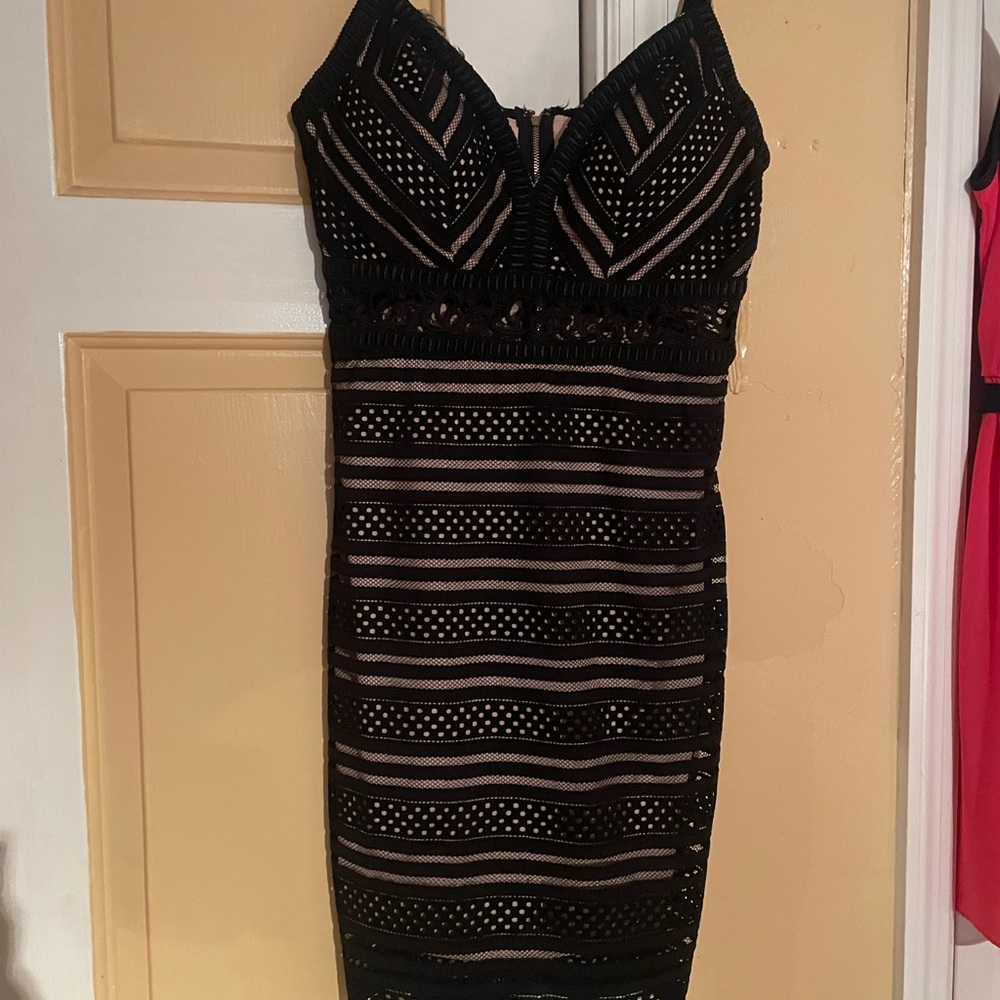 Entry Elegant Black and Cream Patterned Mini Dress